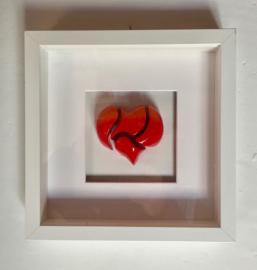 Escultura titulada "Broken heart" por Simone Parri, Obra de arte original, Plástico Montado en Otro panel rígido