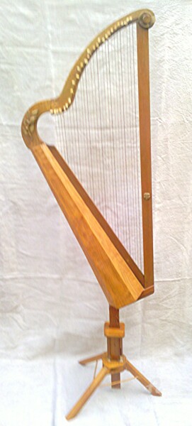 Sculpture intitulée "Indien harphe" par Slobodan Spasojevic (Spaki), Œuvre d'art originale, Bois