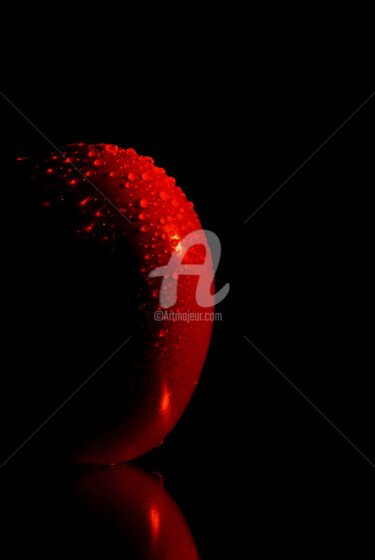 Fotografia intitolato "Blood-red apple" da Slydesign, Opera d'arte originale, Fotografia digitale