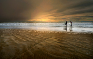 Photography titled "Surfers on the beach" by Sol Marrades, Original Artwork, Digital Photography