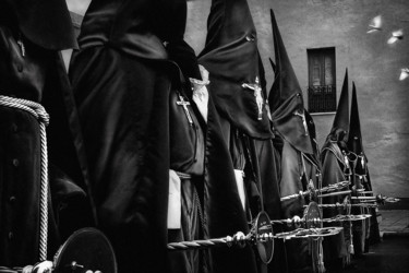 Photographie intitulée "The procession" par Sol Marrades, Œuvre d'art originale, Photographie argentique