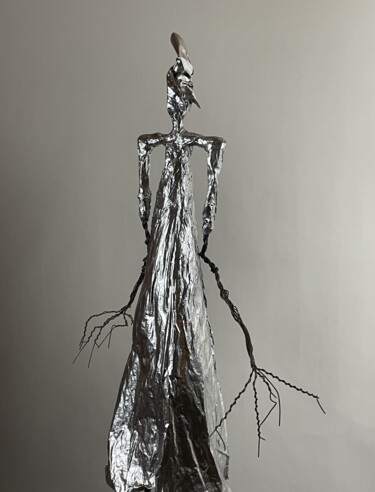 Скульптура под названием "La Princesse aux Pr…" - Sonia Bühler, Подлинное произведение искусства, Папье-маше