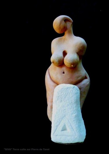 Skulptur mit dem Titel "DIVA Terre cuite su…" von Sonia Mandel, Original-Kunstwerk, Terra cotta