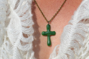 Design intitulée "Croix verte" par Sophie Et Lionel Pardessus, Œuvre d'art originale, Bijoux