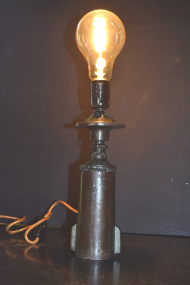 Skulptur mit dem Titel "Sculpture lampe." von Sophie Et Lionel Pardessus, Original-Kunstwerk, Metalle