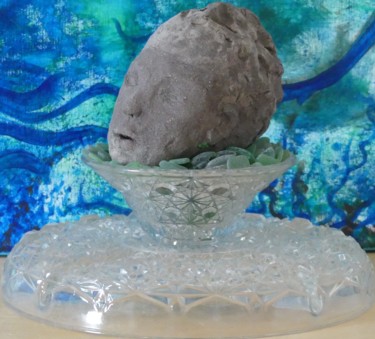 Sculpture intitulée "Tête grise sur verr…" par Sophie Maillard (Sophie Mai), Œuvre d'art originale, Terre cuite