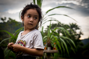 Photographie intitulée "Petite fille du Laos" par Adam Bahia, Œuvre d'art originale, Photographie numérique