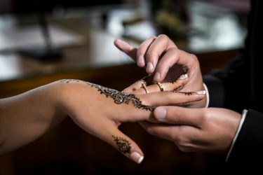 Photographie intitulée "Bague au henné" par Adam Bahia, Œuvre d'art originale, Photographie numérique