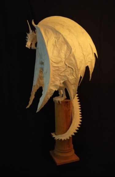 Escultura intitulada "Dragon sur colonne" por Philippe Sottile, Obras de arte originais, Papel machê
