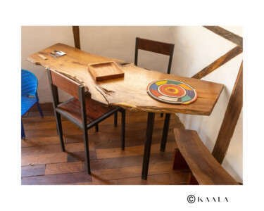 Design intitolato "Table en padouk des…" da Soumaila Kanla, Opera d'arte originale, Mobili
