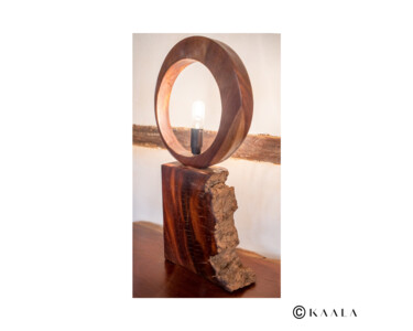 Design intitulée "Lampe en acajou cai…" par Soumaila Kanla, Œuvre d'art originale, Luminaire