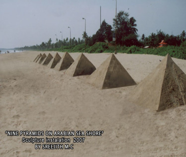 Skulptur mit dem Titel "9 pyramids( other s…" von Brushman, Original-Kunstwerk, Sand
