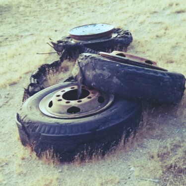 Photographie intitulée "Tires" par Susan Marie Shultz, Œuvre d'art originale, Photographie numérique