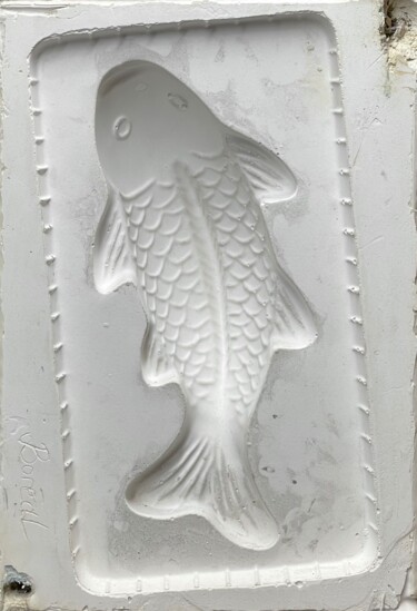 Скульптура под названием "Fish irony" - Stacy Boreal, Подлинное произведение искусства, Гипс