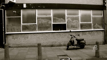 Photographie intitulée "Vespa in London" par Stanislas Dabrowicz, Œuvre d'art originale, Photographie numérique