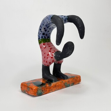 Skulptur mit dem Titel "The Somersault" von Stefan Mager, Original-Kunstwerk, Keramik