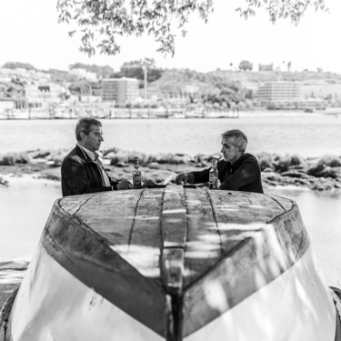 Dialogue between fishermen in Porto Photographie intitulée "Dialogue between fi…" par Stefano Casales, Œuvre d'art originale, Photographie numérique