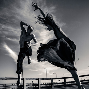 Photographie intitulée "dance on the road 1" par Vadim Stein, Œuvre d'art originale