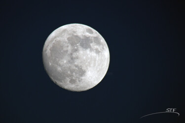 Photographie intitulée "Lune gibbeuse." par Stéphane Etienne, Œuvre d'art originale, Photographie numérique