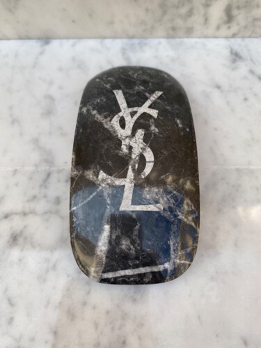 Sculpture titled "MARBLE MOUSE YSL" by Stéphane Jocardes (Léla (1991)), Original Artwork, Stone