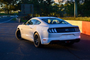 Photographie intitulée "Mustang at Mt Panor…" par Stuart Row, Œuvre d'art originale, Photographie numérique