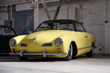 Fotografie getiteld "Yellow Karmann Ghia" door Stuart Row, Origineel Kunstwerk, Digitale fotografie