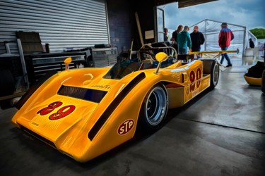 Photographie intitulée "Can-Am McLaren M8E" par Stuart Row, Œuvre d'art originale, Photographie manipulée