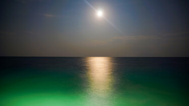 Photographie intitulée "Maldivian full moon" par Sumit Ratta, Œuvre d'art originale, Photographie numérique