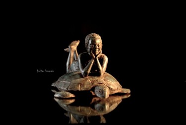 Sculpture intitulée "Garcon et la tortue" par Nathalie Sury, Œuvre d'art originale