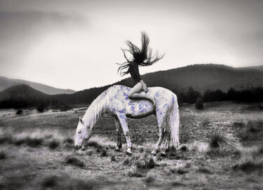 Fotografie getiteld "On a Pale Horse" door Susan Maxwell Schmidt, Origineel Kunstwerk, Gemanipuleerde fotografie