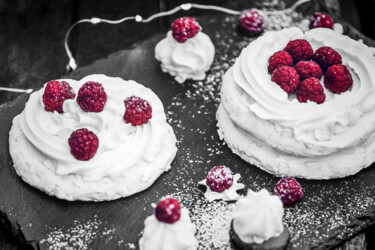 Fotografie mit dem Titel "Raspberry Pastry" von Susan Maxwell Schmidt, Original-Kunstwerk, Manipulierte Fotografie