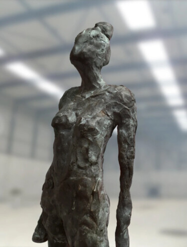 Sculpture titled "Vrouw figuur staand…" by Susan Schoemaker, Original Artwork, Bronze