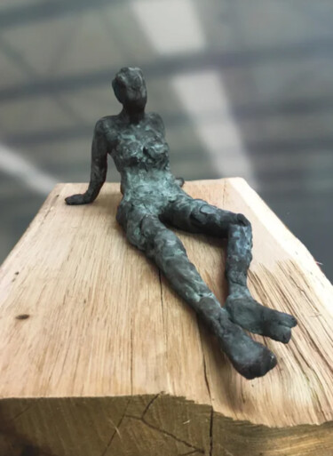 Γλυπτική με τίτλο "Vrouw figuur zitten…" από Susan Schoemaker, Αυθεντικά έργα τέχνης, Μπρούντζος