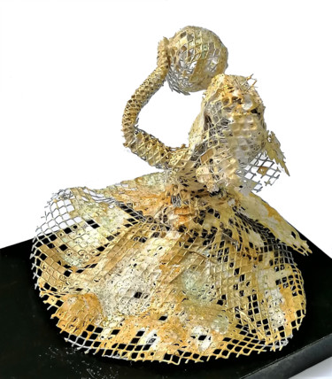 Girl with a ball Sculpture intitulée "Girl with a ball" par Susana Zarate, Œuvre d'art originale, Fil de fer