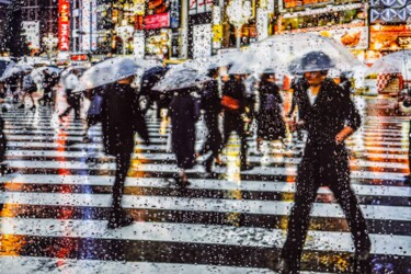 Fotografia zatytułowany „RAINY DAYS IN TOKYO…” autorstwa Sven Pfrommer, Oryginalna praca, Srebrny nadruk Zamontowany na Alum…