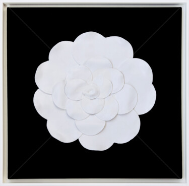 Peinture intitulée "White flower. Chanel" par Svetlana Saratova, Œuvre d'art originale, Argile