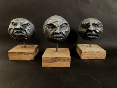 Sculptuur getiteld "tetes de lune" door Sylvain Bossut, Origineel Kunstwerk, Hars