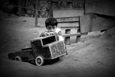 Photographie intitulée "Mon Camion de bois" par Sylvain Manguer, Œuvre d'art originale