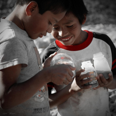 Photographie intitulée "Enfants du Guatemala" par Sylvain Manguer, Œuvre d'art originale