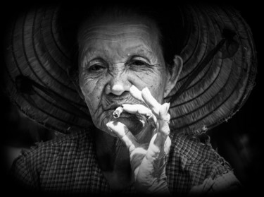 Photographie intitulée "Cigarette.........." par Sylvain Manguer, Œuvre d'art originale