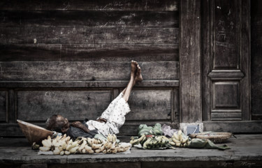 Фотография под названием "Marché aux fruits -…" - Sylvain Manguer, Подлинное произведение искусства
