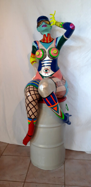 Скульптура под названием "Niky Grace" - Sylvia Mota, Подлинное произведение искусства, Папье-маше