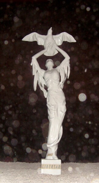 Sculpture titled "LIBERTAD" by Sylvia Mota, Original Artwork, Resin