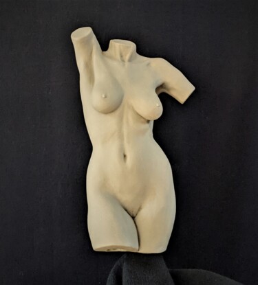 Sculpture titled "torse de THEA" by Sylvie Bourély (SB), Original Artwork, Clay