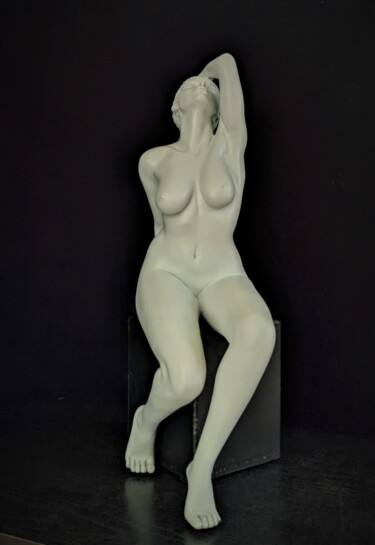 Скульптура под названием "Théa sur cube" - Sylvie Bourély (SB), Подлинное произведение искусства, Глина
