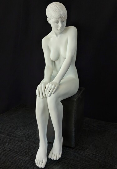 Skulptur mit dem Titel "Théa sur cube 2" von Sylvie Bourély (SB), Original-Kunstwerk, Ton
