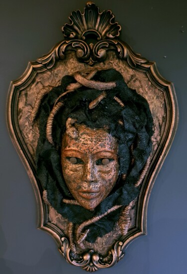 Skulptur mit dem Titel "Medusa" von Sylvie Bublex, Original-Kunstwerk, Papier maché