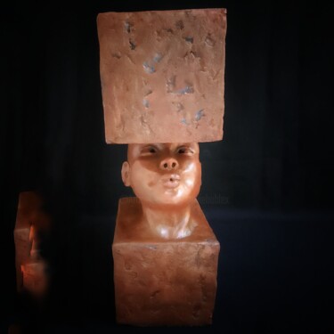 Skulptur mit dem Titel "Charge mentale" von Sylvie Bublex, Original-Kunstwerk, Keramik