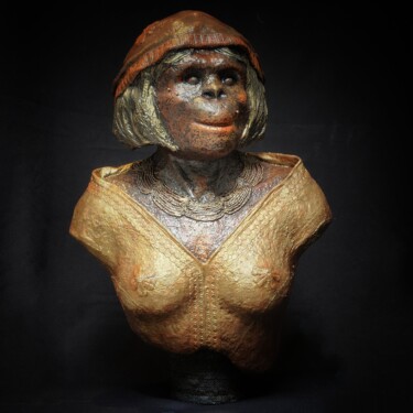 Escultura intitulada "The queen" por Sylvie Bublex, Obras de arte originais, Papel machê
