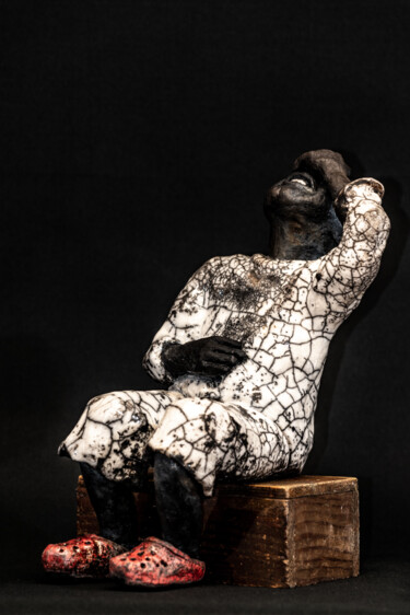 Skulptur mit dem Titel "Crocs boy" von Sylvie Janssen, Original-Kunstwerk, Ton